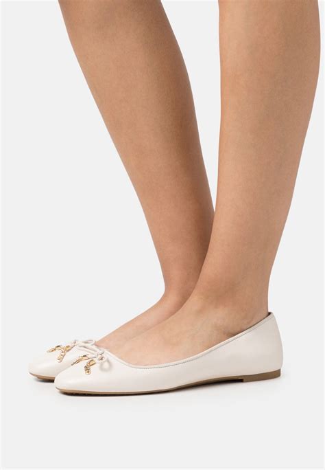 Michael Michael Kors Cersei Flex Flat Light Cream 8